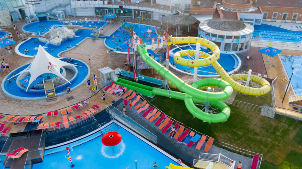 Hotel z basenem w centrum kraju